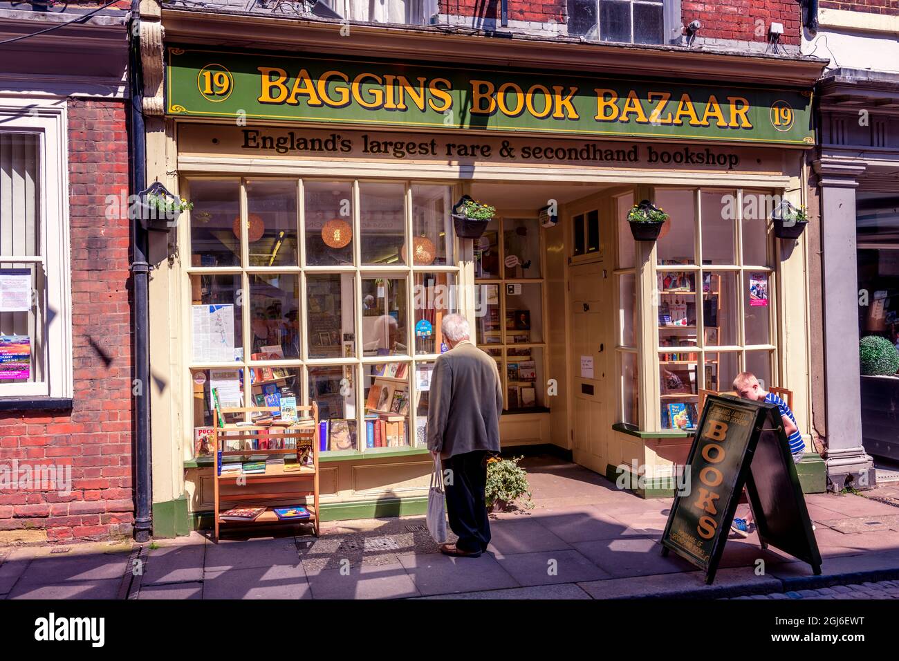 Schaufensterbummel bei Baggins Book Books Bazaar Shop Rochester High Street Kent UK Stockfoto