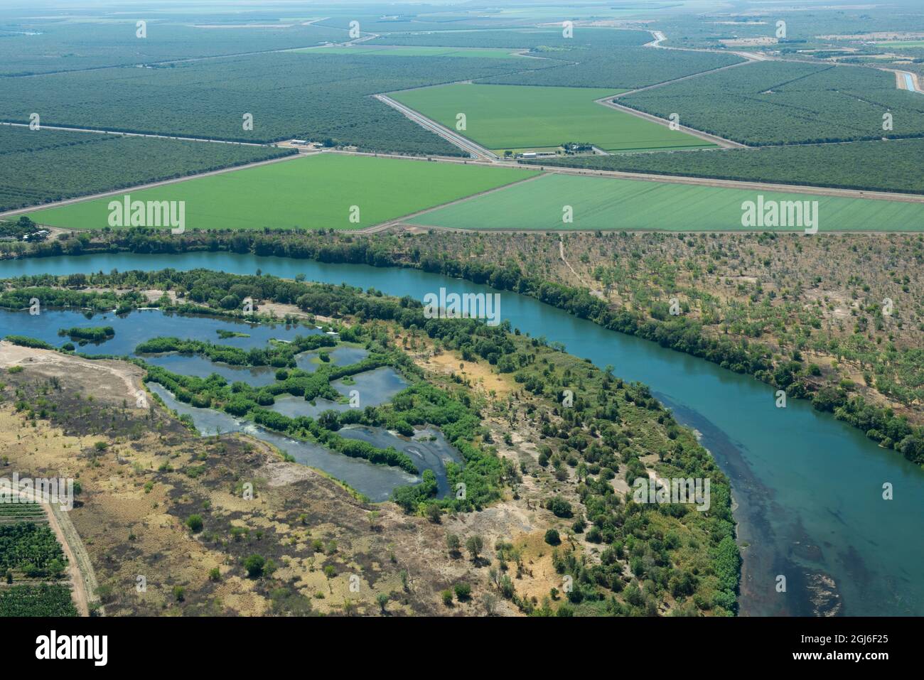 Westaustralien, Kimberley. Luftaufnahme des Ord River und des fruchtbaren Ackerlandes bei Kununurra. Stockfoto