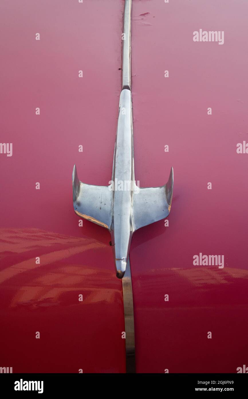 Detail der verchromten Haube Ornament auf roten klassischen amerikanischen Autohaube in Habana, Havanna, Kuba Stockfoto