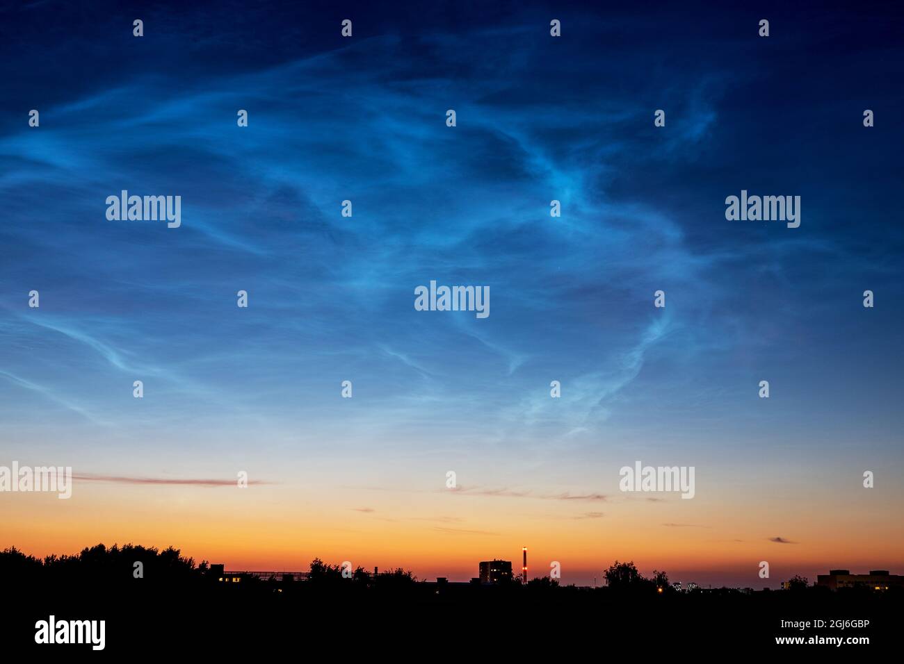 Blick auf nächtliche Wolken über der Nachtstadt. Tallinn, Estland Stockfoto