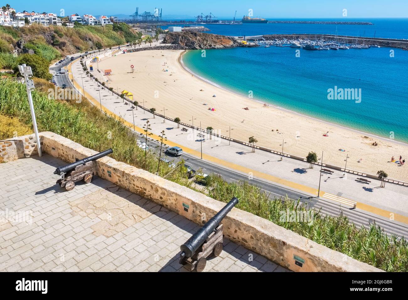 Sandstrand und Hafen in Sines. Alentejo, Portugal Stockfoto