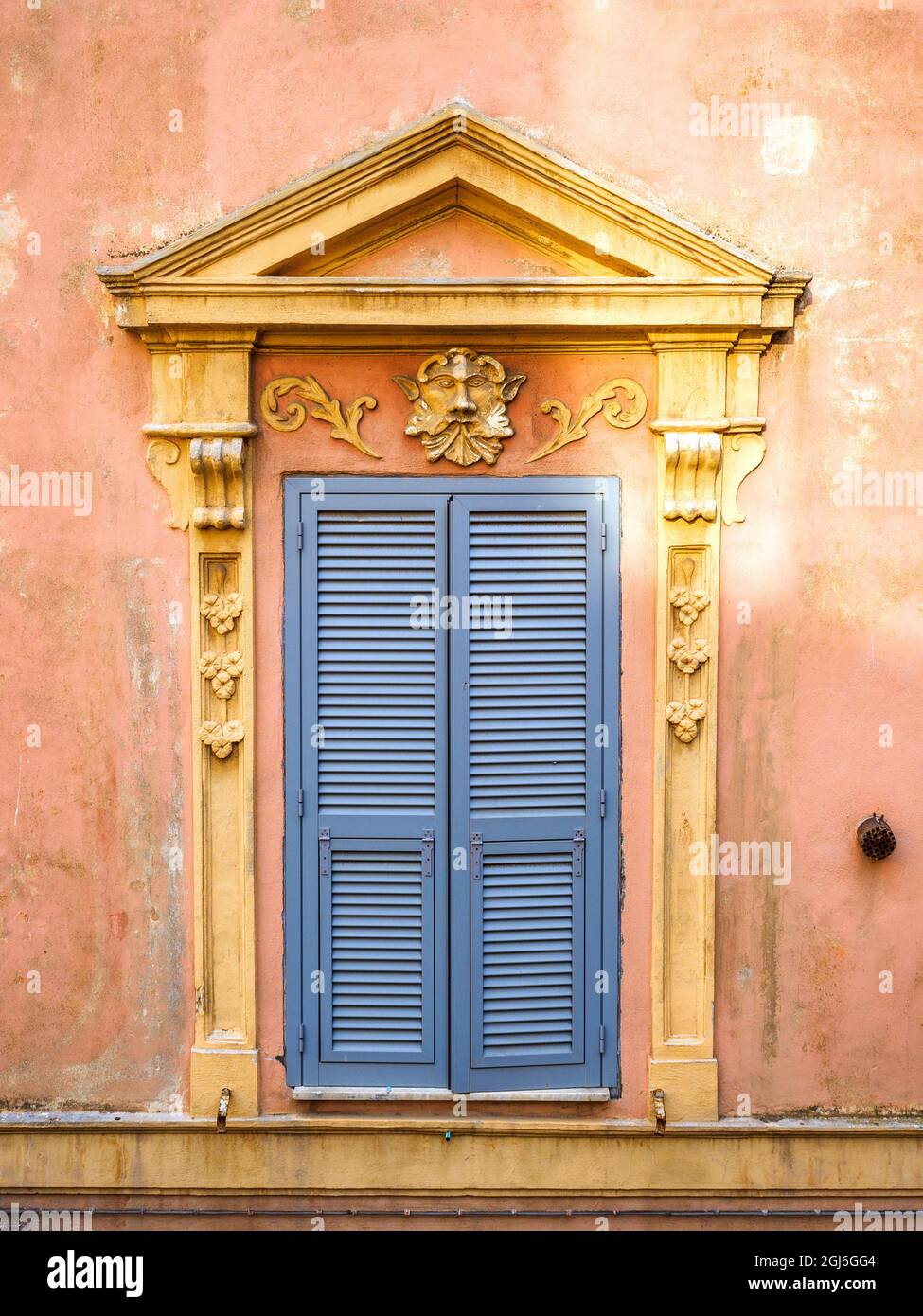 Fenster eines alten mittelalterlichen Palastes in Tarquinia mit einer Gorgon Dekoration - Viterbo, Italien Stockfoto