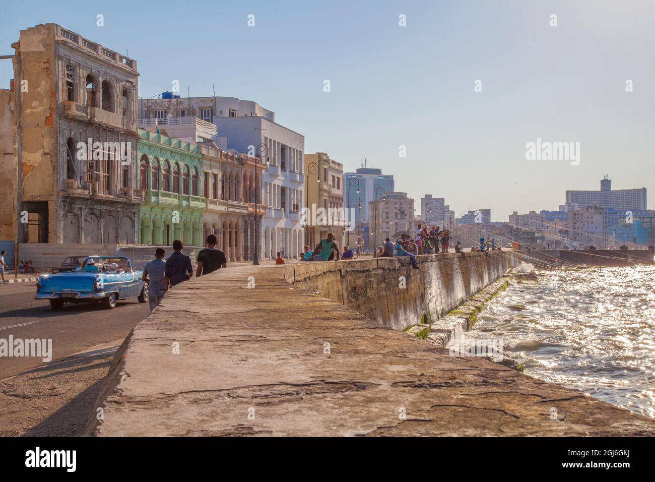 Klassische amerikanische Autos fahren entlang der Malecon in Havanna, Kuba. Stockfoto