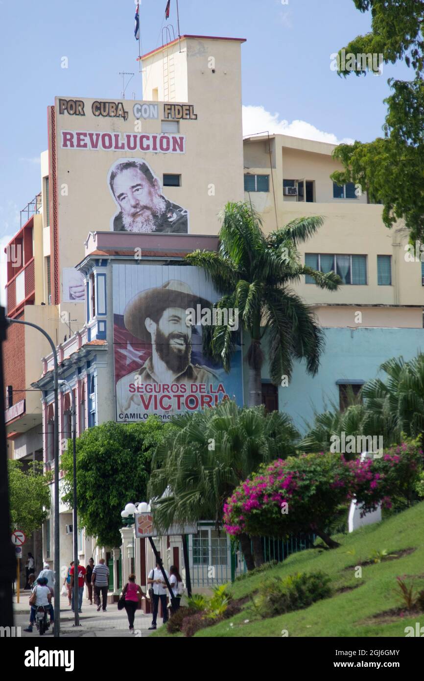 Gebäude mit Plakatbildern von Fidel Castro und einem anderen Politiker, die an der Seite des Gebäudes gemalt wurden. Stockfoto