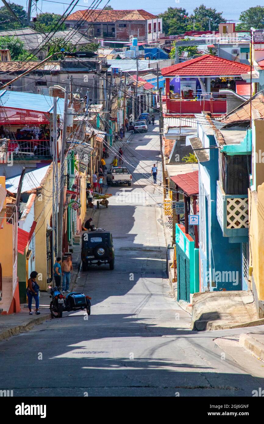 Wohnviertel auf einem steilen Hügel in Santiago de Cuba. Stockfoto