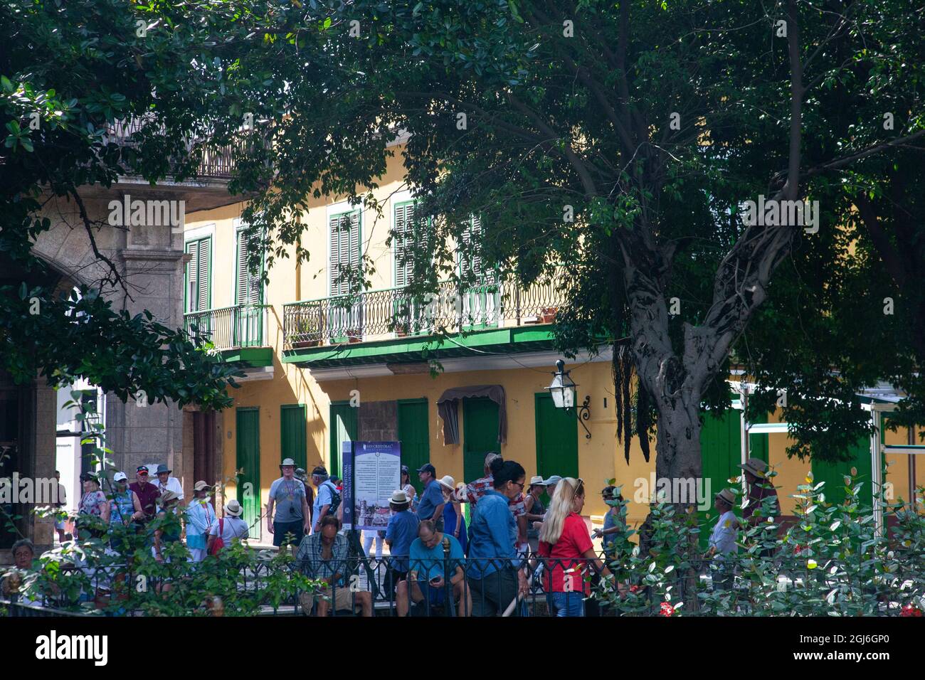 Park in der Altstadt von Havanna, wo sich Touristen versammeln, um aus der drückenden Hitze von Havanna zu kommen. Stockfoto