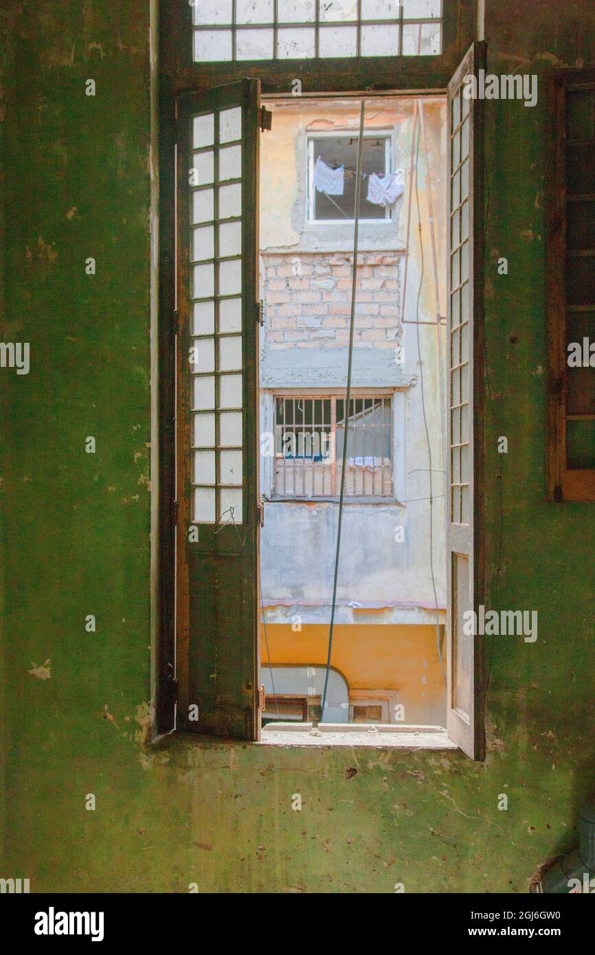 Blick aus einem Schlafzimmerfenster auf die Straße. Stockfoto