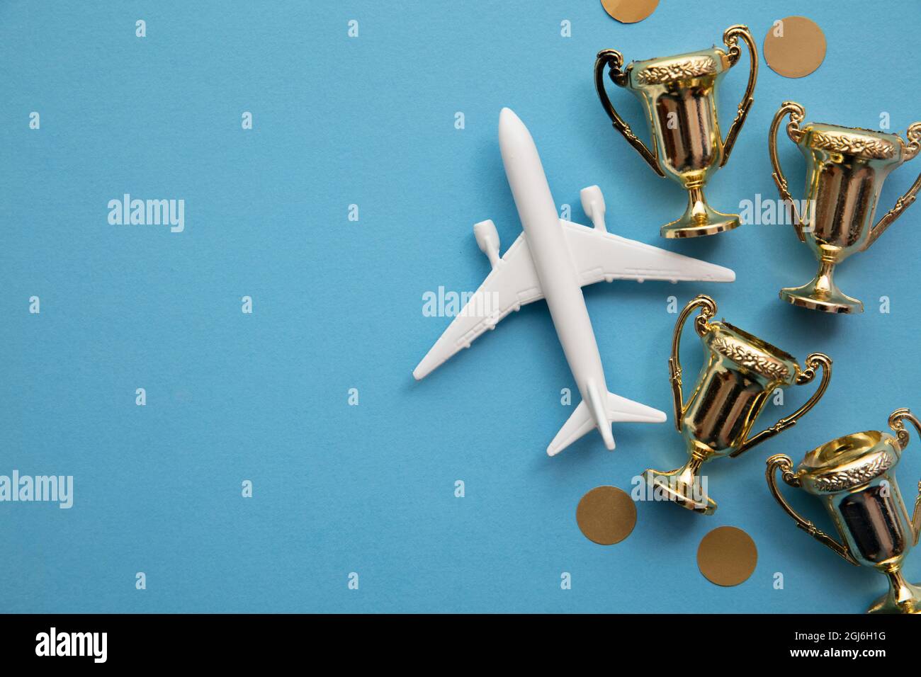 Auszeichnungen für Flugreisen. Zufriedenheit der Luftfahrtunternehmen. Spielzeug Flugzeug mit Gold Trophäe Stockfoto