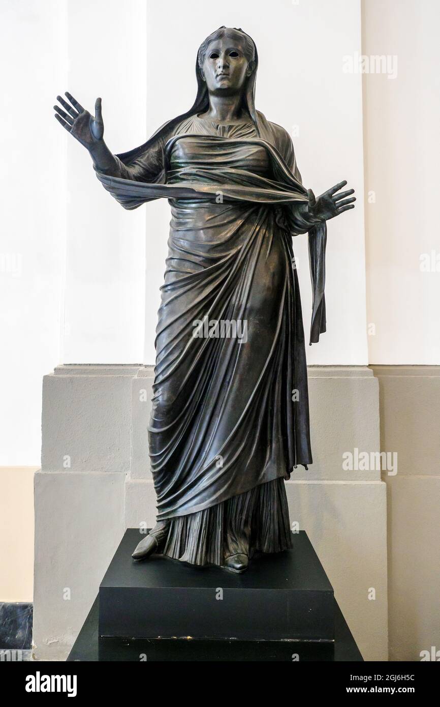 Bronzestatue von Livia als Priesterinnen aus Herculaneum, Theater - zweites Viertel 1. Jahrhundert n. Chr.- Nationales Archäologisches Museum von Neapel, Italien Stockfoto