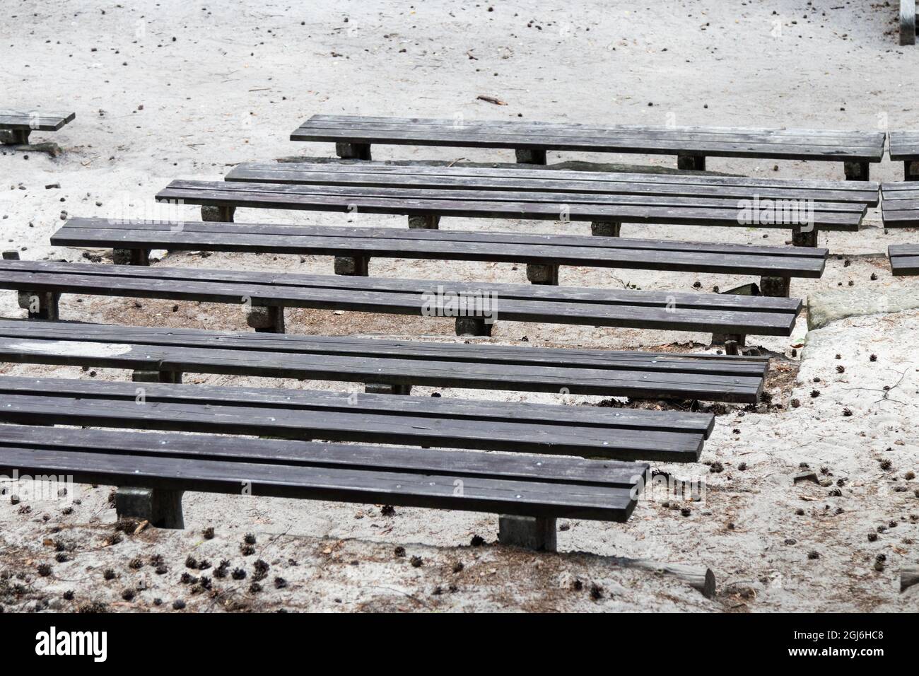 Braune Bänke zum Sitzen im Freien in einem Freilufttheater, um Aufführungen zu sehen Stockfoto