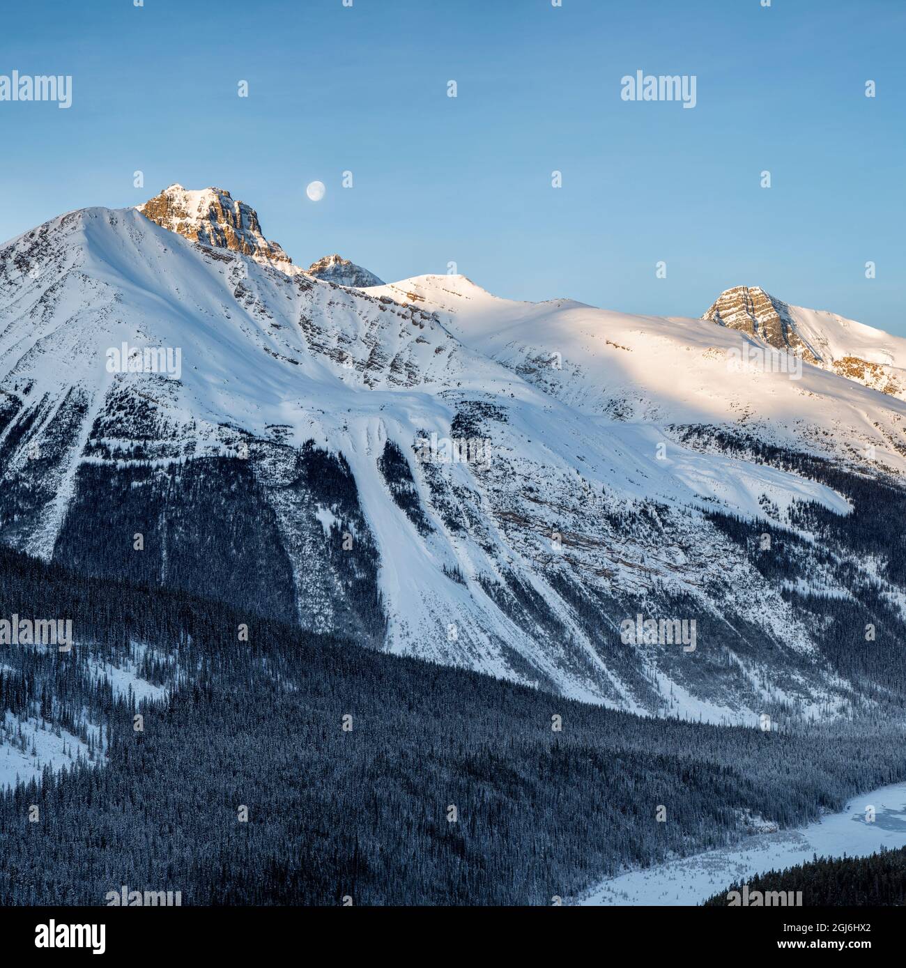 Kanada, Alberta, Jasper National Park, Monduntersetzung über der Winston Churchill Range Stockfoto