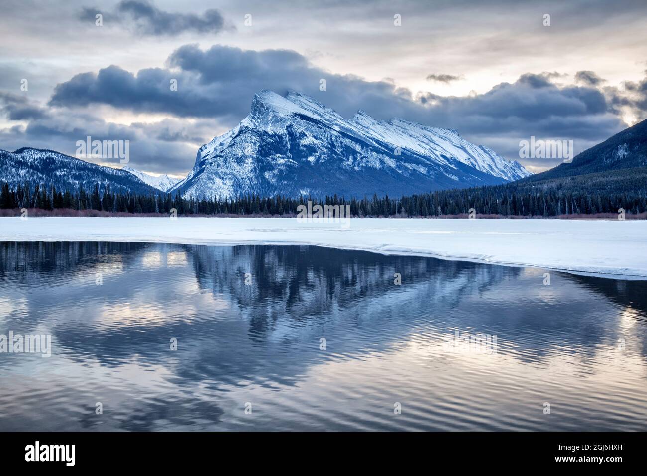 Kanada, Alberta, Banff National Park, Mount Rundle und Vermilion Lakes im Morgengrauen Stockfoto