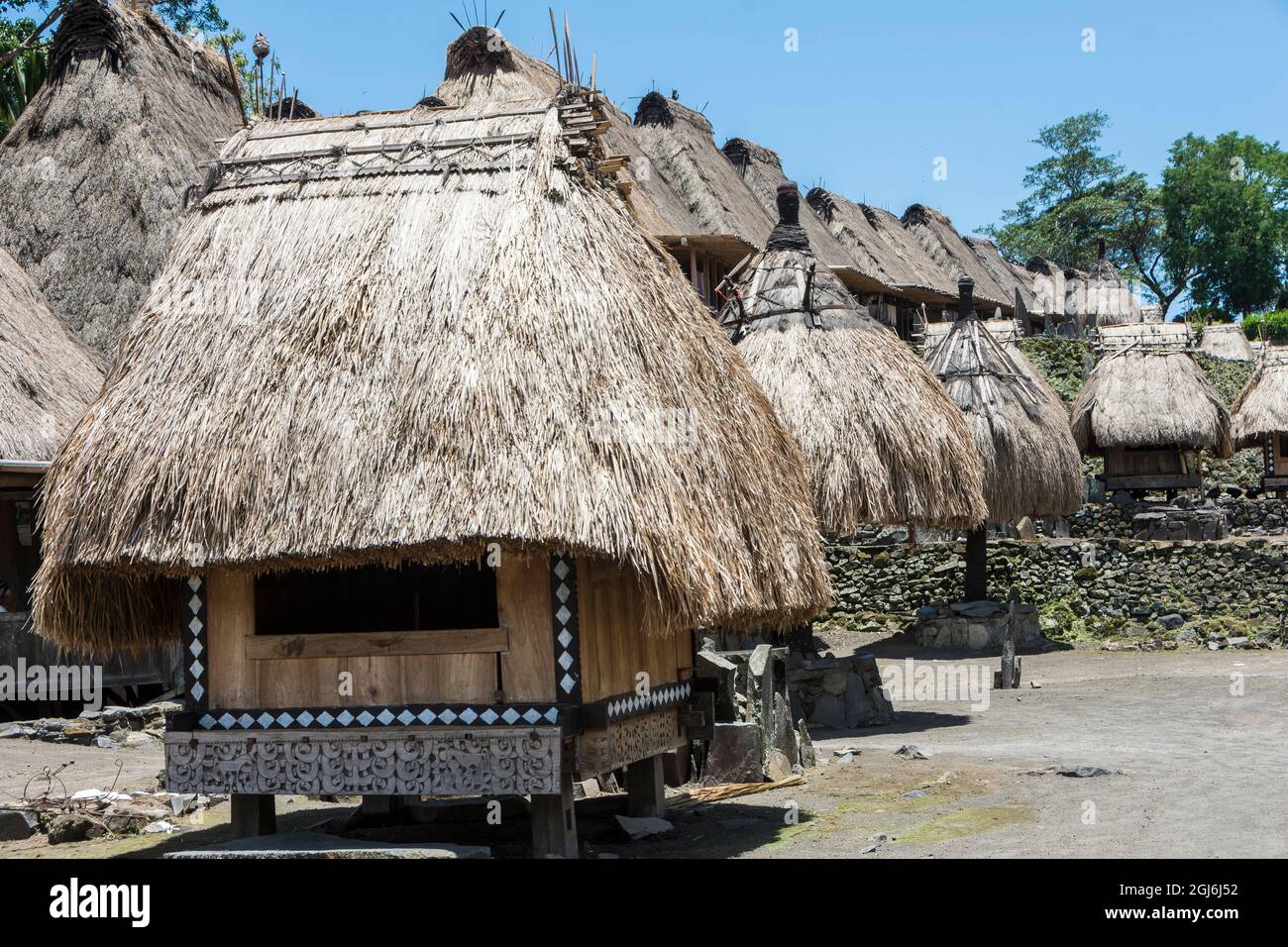 Bhaga-, Ngadhu- und Megalithaltäre im Zentrum des traditionellen Dorfes Bena auf der Insel Flores, Ost-Nusa Tenggare, Indonesien. Stockfoto