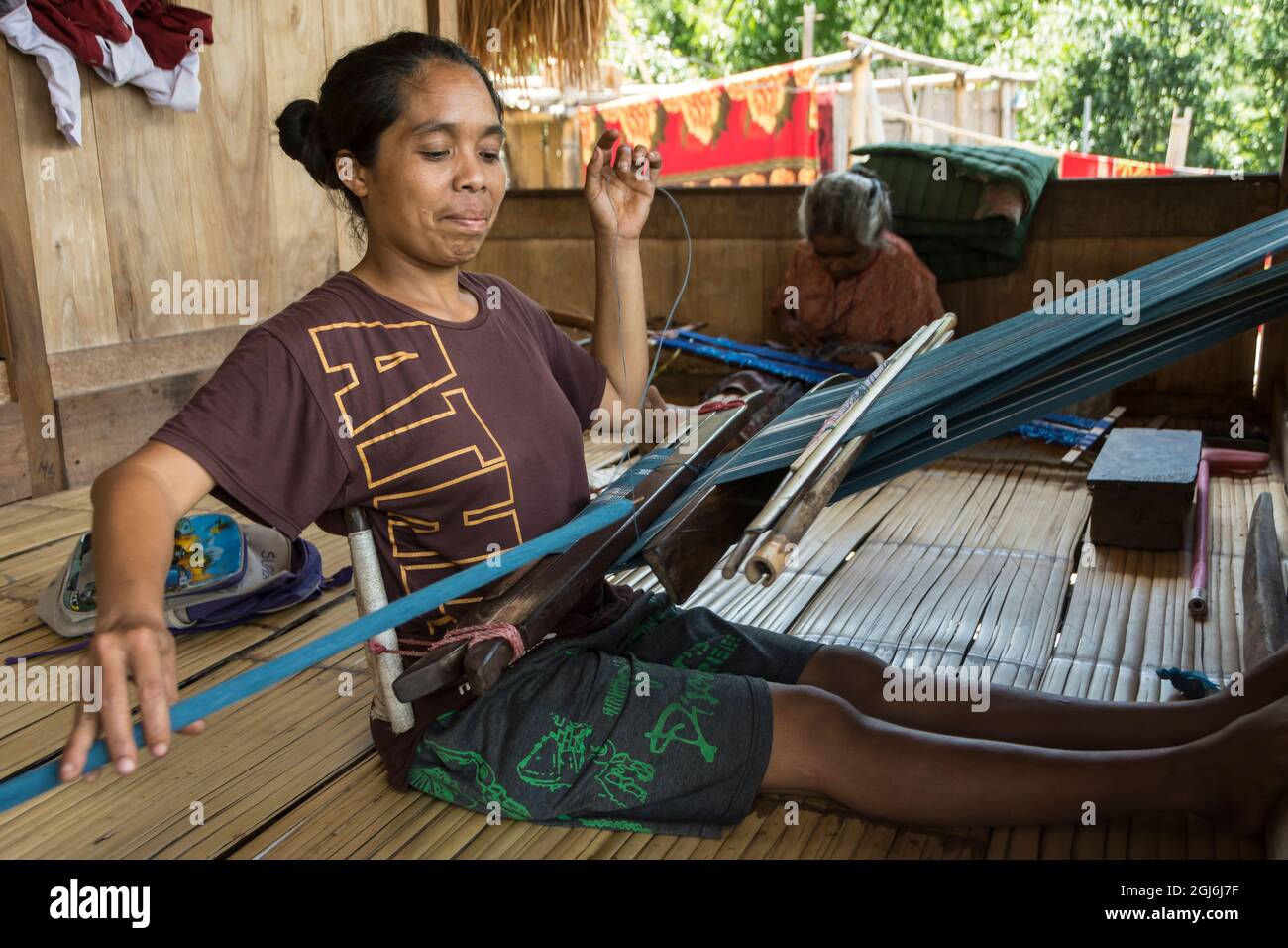 Frau, die im traditionellen Dorf Bena .Flores Island, East Nusa Tenggare, Indonesien, ein ikat-Tuch webt. Stockfoto