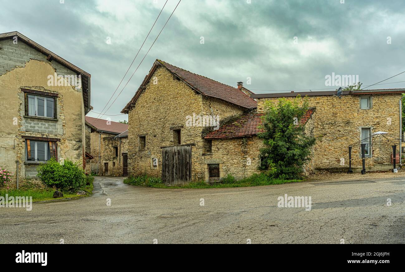 Kreuzung in der Nähe von Crémieu mit alten baufälligen und restaurierten Häusern. Crémieu, Region Auvergne-Rhône-Alpes, Département Isère, Frankreich, Europa Stockfoto