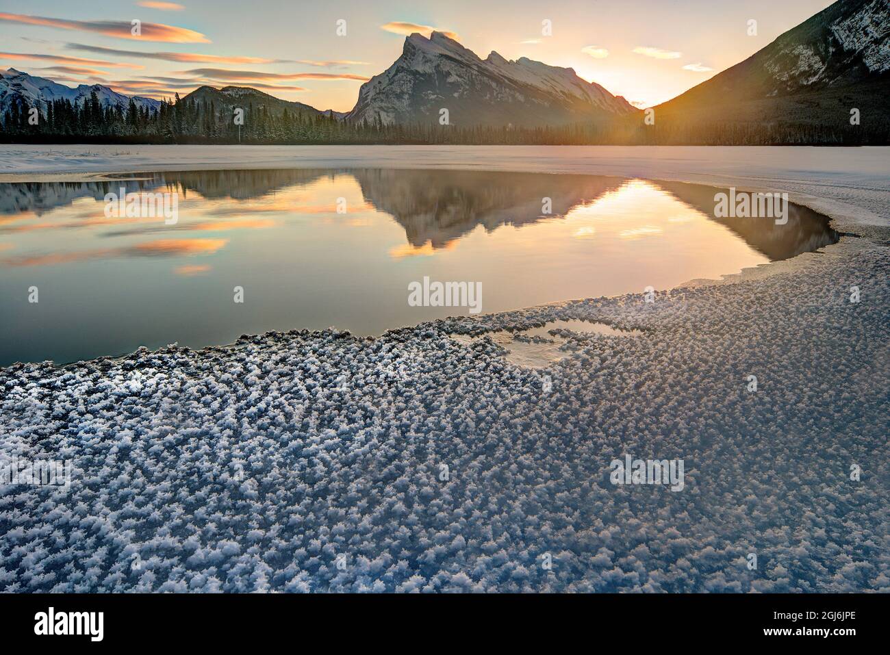 Wintersonnenaufgang über Mt. Rundle und Vermilion Lakes, Alberta, Kanada Stockfoto