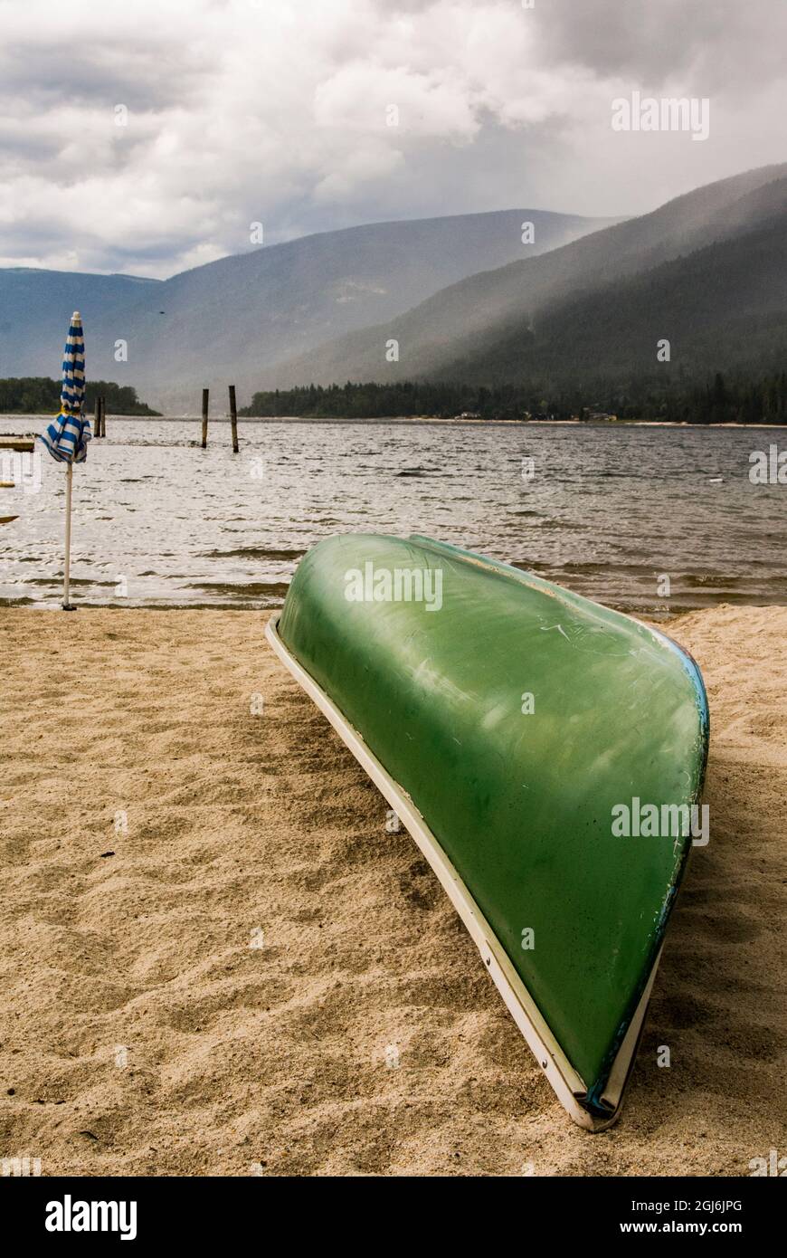 Kanada, British Columbia. Columbia River, Kootenay Rockies, grünes Kanu am Strand. Stockfoto