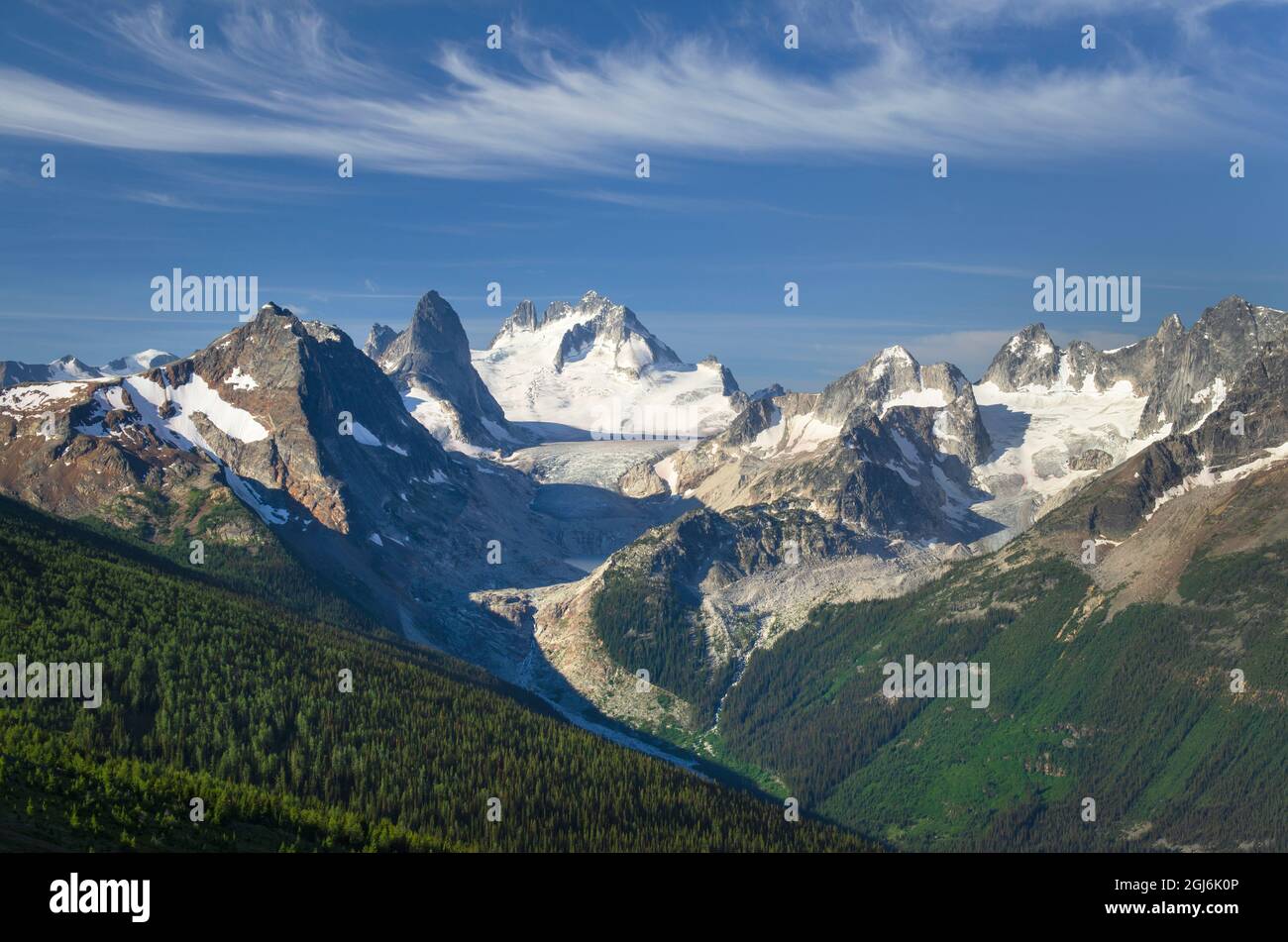 Blick auf die Howser Towers, den Vowell Glacier und den Northern Bugaboos. Von Rocky Point Ridge aus gesehen. Bugaboo Provincial Park Purcell Mountains, British Columbia Stockfoto