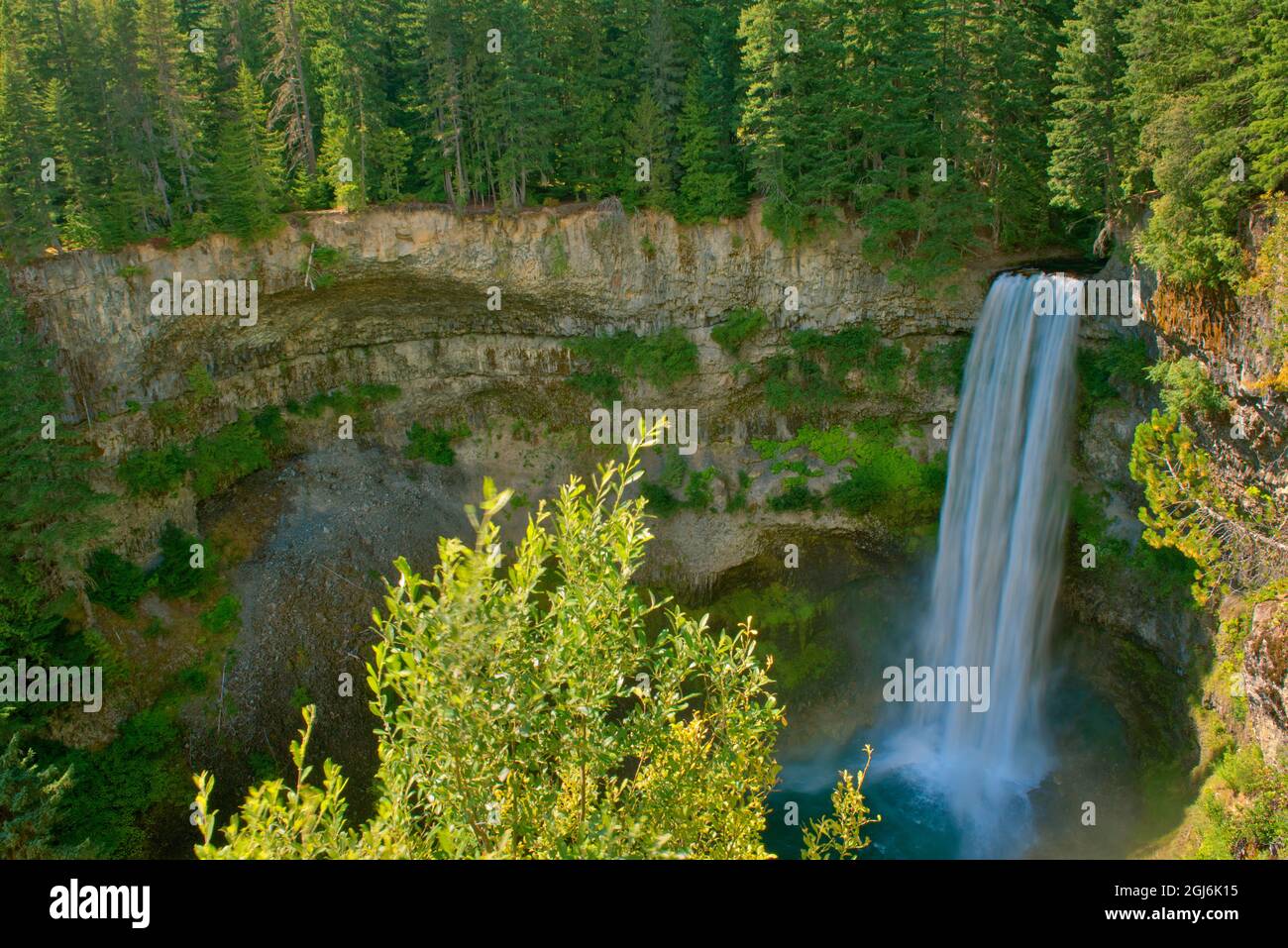 Kanada, British Columbia, Brandywine Falls Provincial Park, Wasserfall von der Klippe in den Pool. Kredit als: Mike Grandmaison / Jaynes Gallery / DanitaDelimo Stockfoto