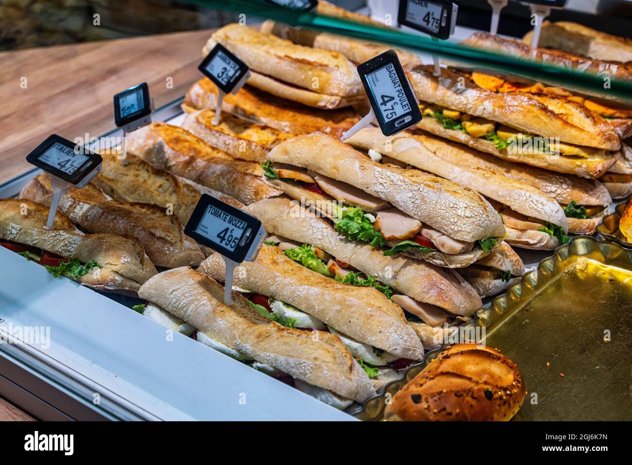 Sandwiches gefüllt mit typischen Produkten im Fenster zum Verkauf angezeigt. Region Auvergne-Rhône-Alpes, Département Isère, Frankreich, Europa Stockfoto