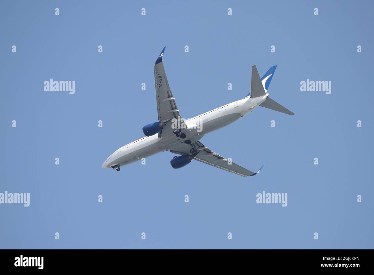 ISTANBUL, TÜRKEI - 24. MAI 2021: AnadoluJet Airlines Boeing 737-86N (CN 32693) landet auf dem Flughafen Istanbul Sabiha Gokcen. Stockfoto