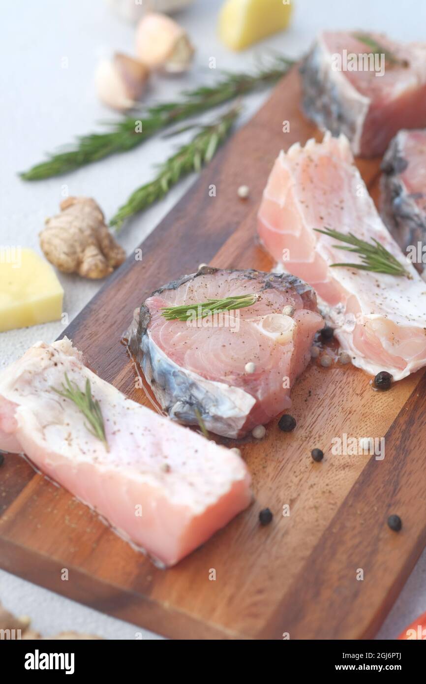 Frisches, entbeintes Kabeljaufilet auf dem Schneidebrett Stockfoto
