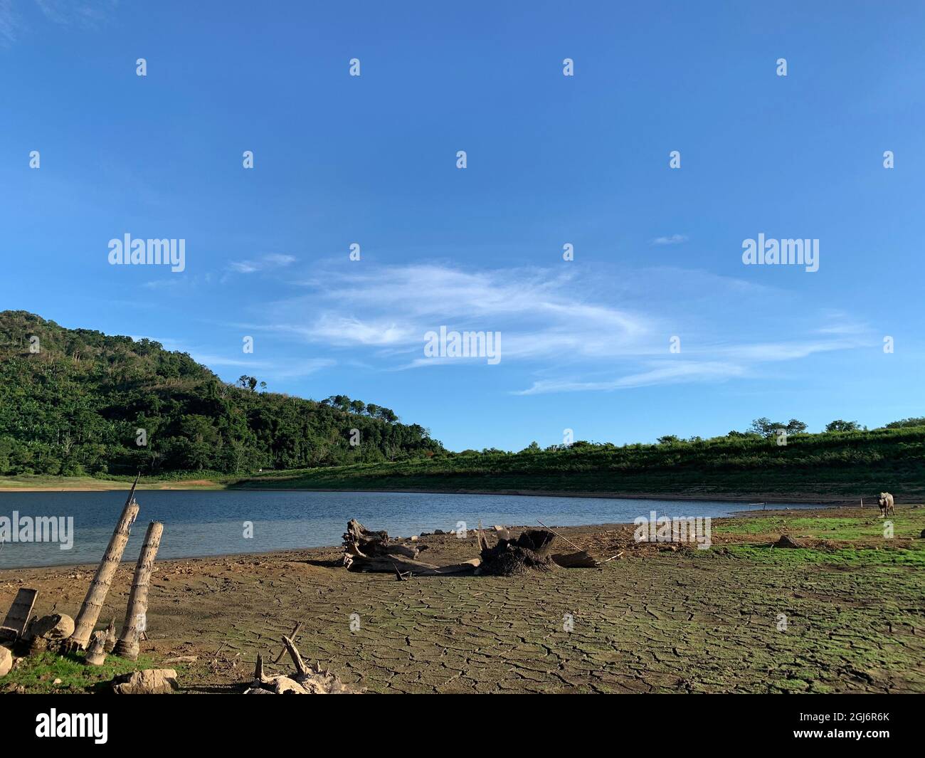 Landschaft des Stausees mit rissem Schlamm in der Sommersaison in der Provinz Nakornnayok, Thailand Stockfoto