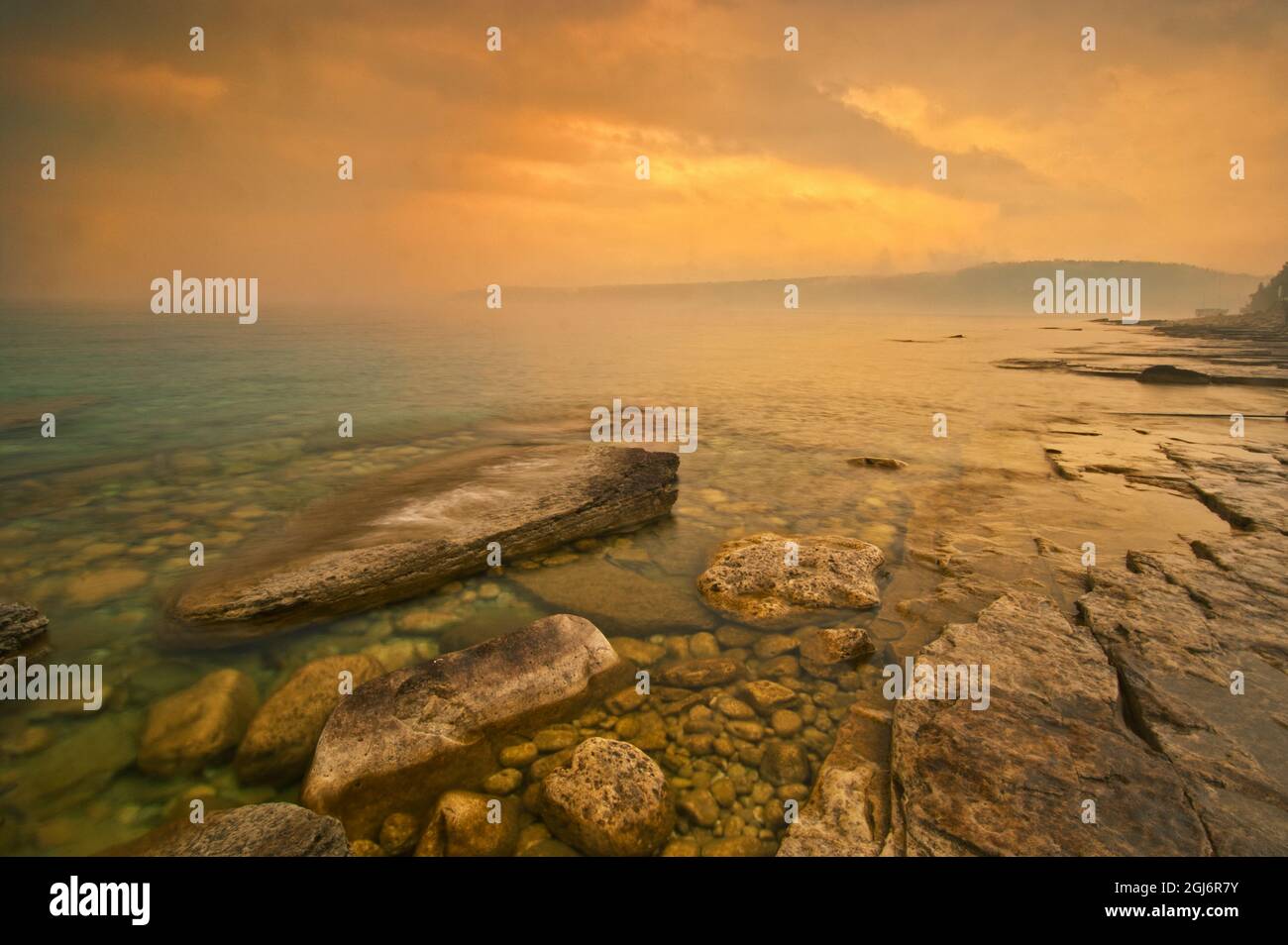 Kanada, Ontario, Morgennebel an der Georgian Bay. Limestone Rock. Barrow Bay. Bruce Peninsula. Kredit als: Mike Grandmaison / Jaynes Gallery / DanitaDelimo Stockfoto
