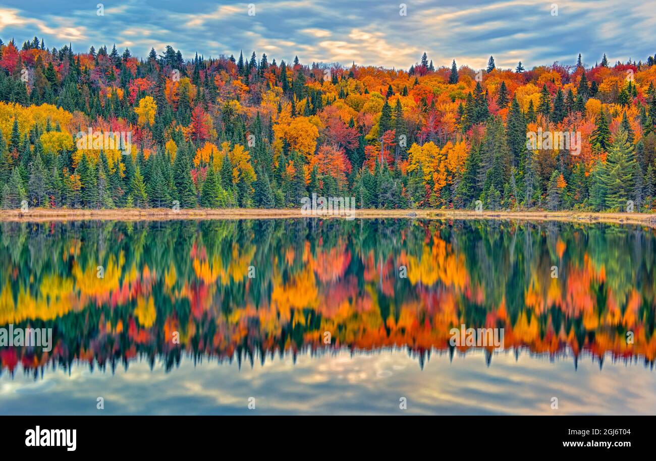 Kanada, Quebec, Nationalpark La Mauricie. Herbstfarben spiegeln sich im Lac Modene wider. Kredit als: Mike Grandmaison / Jaynes Gallery / DanitaDelimont. com Stockfoto