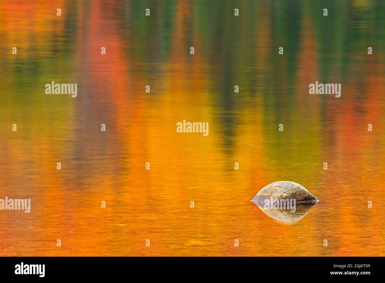 Kanada, Quebec, Nationalpark La Mauricie. Rock- und Herbstfarben spiegeln sich im Lac Wapizagonke wider. Kredit als: Mike Grandmaison / Jaynes Gallery / DanitaD Stockfoto