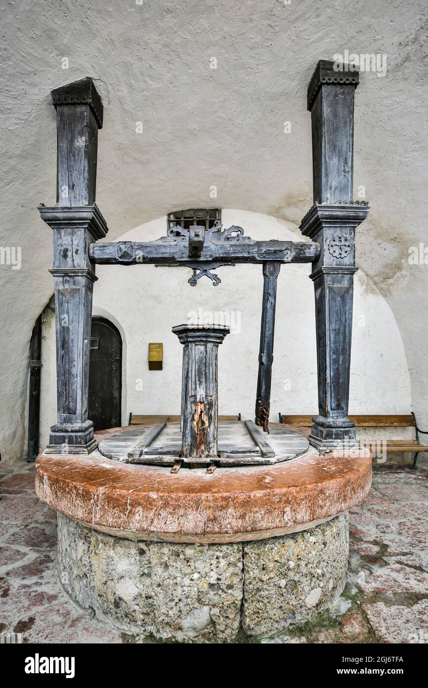 Europa, Österreich, Salzburger Innenstadt (UNESCO-Weltkulturerbe), ein alter Brunnen auf der Festung Hohensalzburg Stockfoto