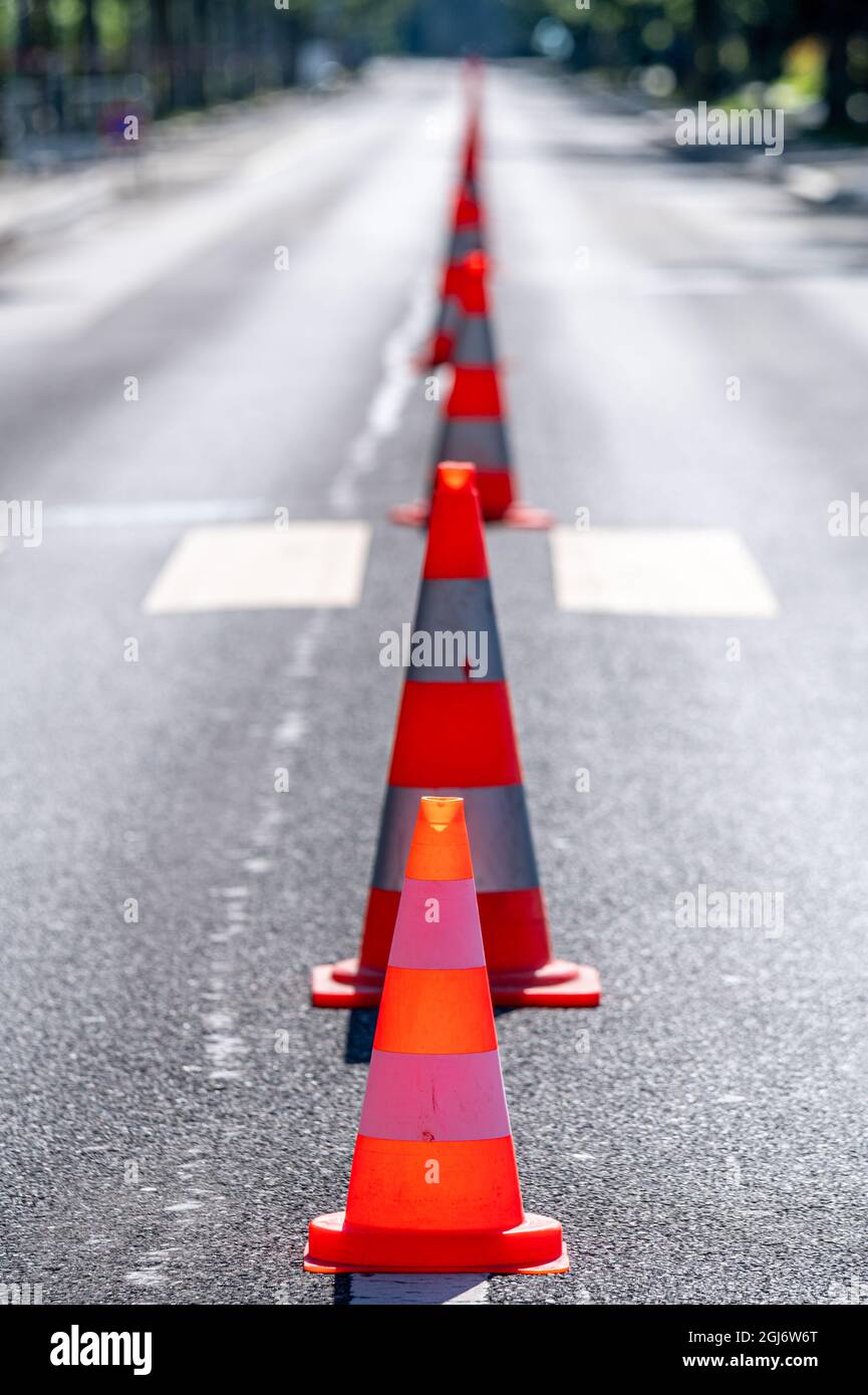 Verkehrskegel auf der Straße. Leere Straße. Stockfoto