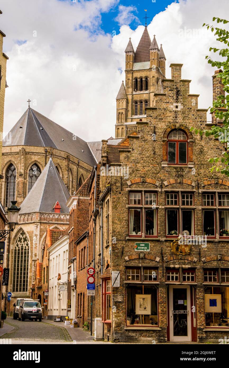 Straßenszene mit der Kathedrale St. Salvator, Brügge, Westflandern, Belgien. Stockfoto