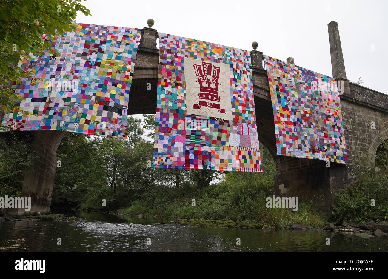 Eine gestrickte Kunstinstallation hängt von einer Brücke, nachdem sie vom Prince of Wales und der Herzogin von Cornwall, bekannt als der Herzog und die Herzogin von Rothesay, während eines Besuchs im Dumfries House in Ayrshire in Schottland enthüllt wurde, Zur Feier der Fürstenstiftung, die ihr Ziel erreicht hat, die Welt zum Stricken zu bringen. Bilddatum: Donnerstag, 9. September 2021. Stockfoto