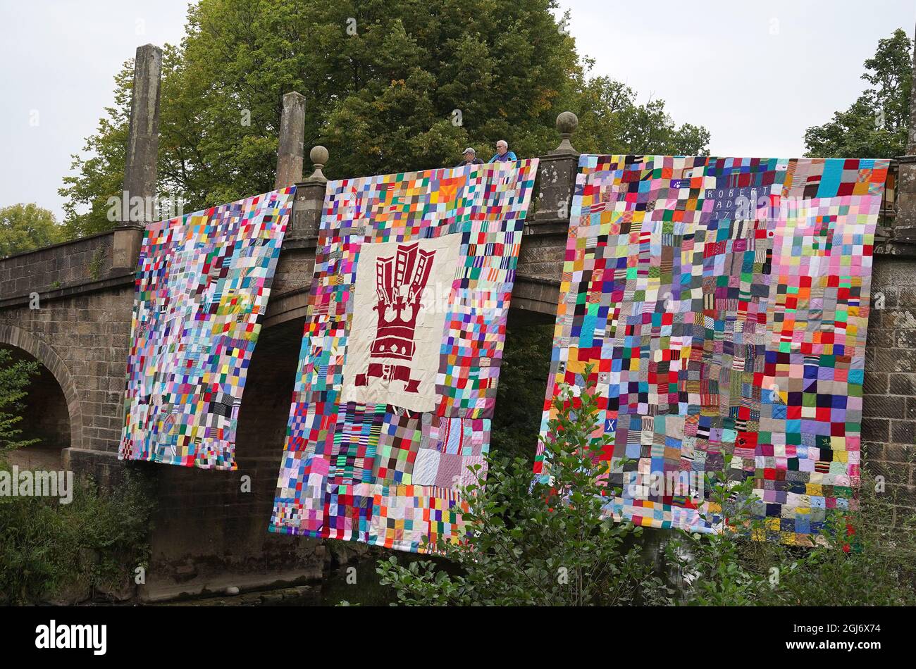 Eine gestrickte Kunstinstallation hängt von einer Brücke, nachdem sie vom Prince of Wales und der Herzogin von Cornwall, bekannt als der Herzog und die Herzogin von Rothesay, während eines Besuchs im Dumfries House in Ayrshire in Schottland enthüllt wurde, Zur Feier der Fürstenstiftung, die ihr Ziel erreicht hat, die Welt zum Stricken zu bringen. Bilddatum: Donnerstag, 9. September 2021. Stockfoto