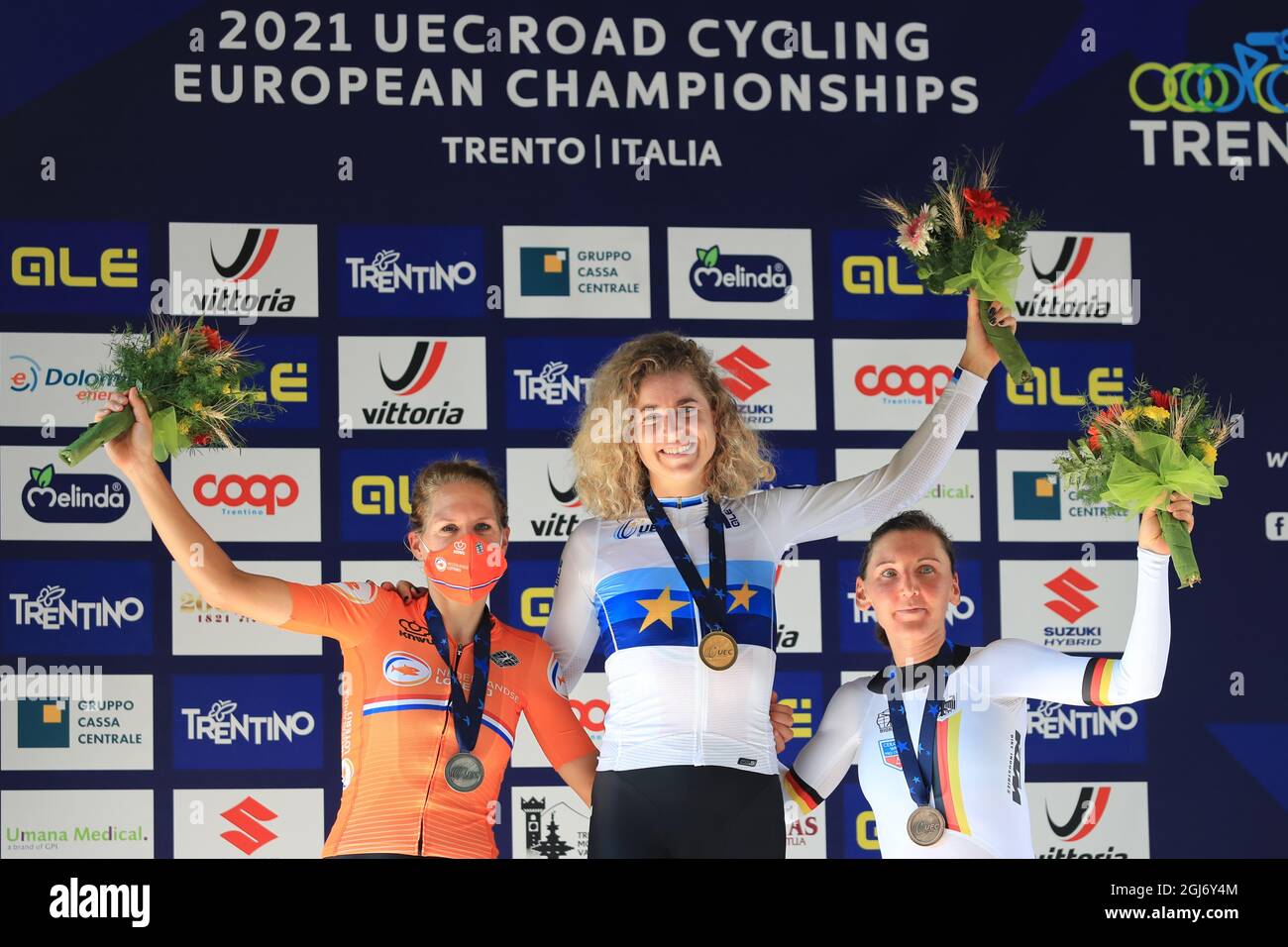 UEC-Straßen-Radsporteuropameisterschaften 2021. Trient, Italien am 9. September 2021. Frauen Elite Einzelzeitfahren, auf dem Podium, 1. Marlen Reusser (Schweiz) 2. Ellen Van Dijk (Niederlande) 3. Lisa Brennauer (Deutschland) (Foto: Pierre Teyssot/ESPA-Images) Stockfoto