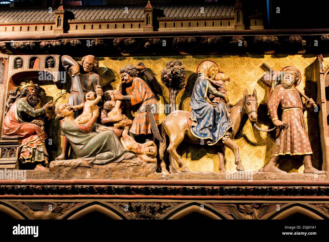 Massaker der Innocents Links und Flucht nach Ägypten Rechts vor dem Feuer Notre Dame Kathedrale, Paris, Frankreich. Stockfoto