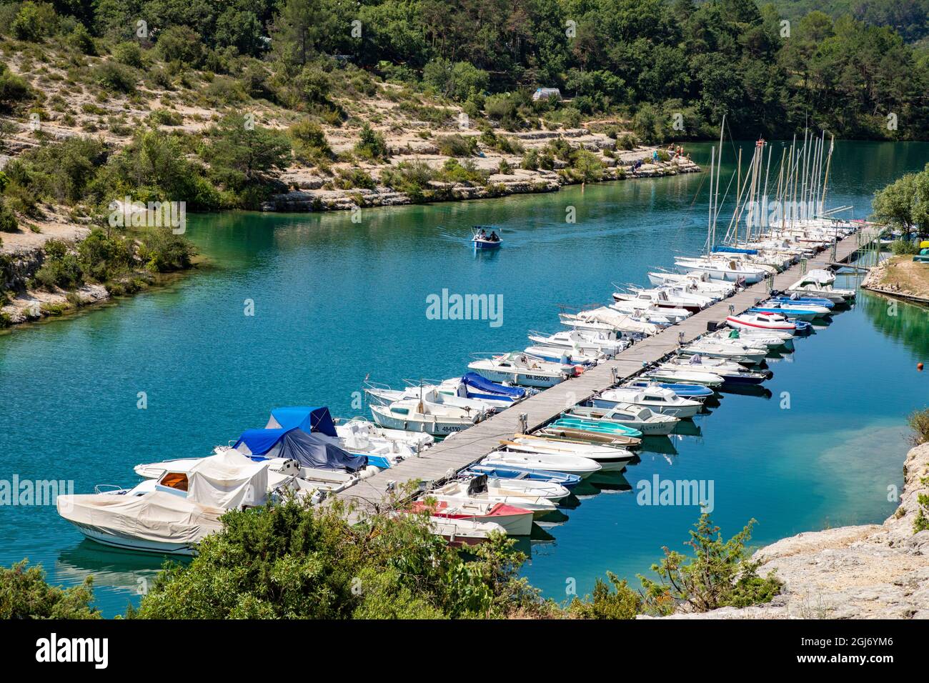 Lac d'Esparron in der Region Alpes-de-Haute Provence in Südfrankreich. Stockfoto