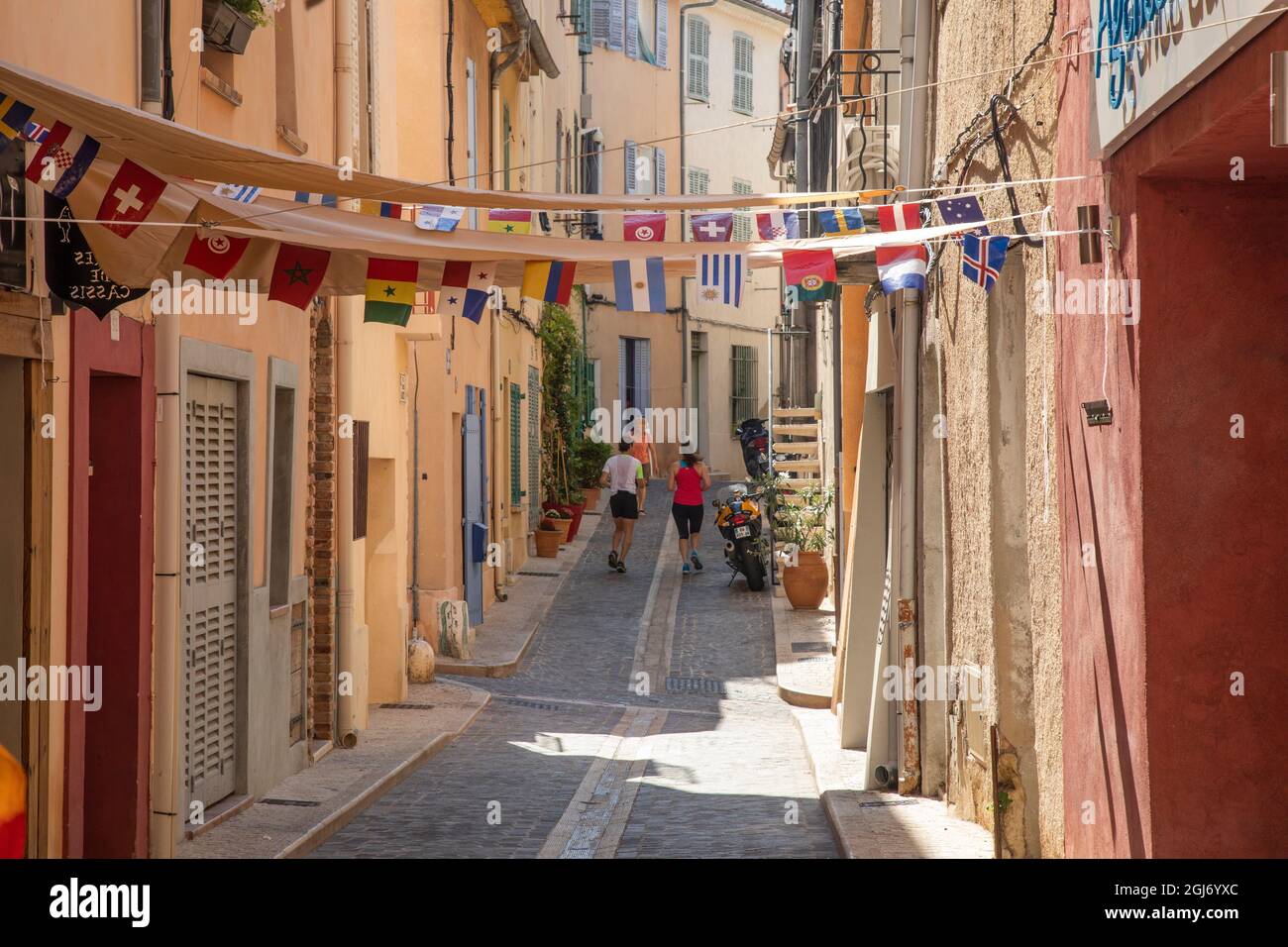 Frauen, die in Cassis, einem mediterranen Fischerhafen in Südfrankreich, einkaufen. Stockfoto