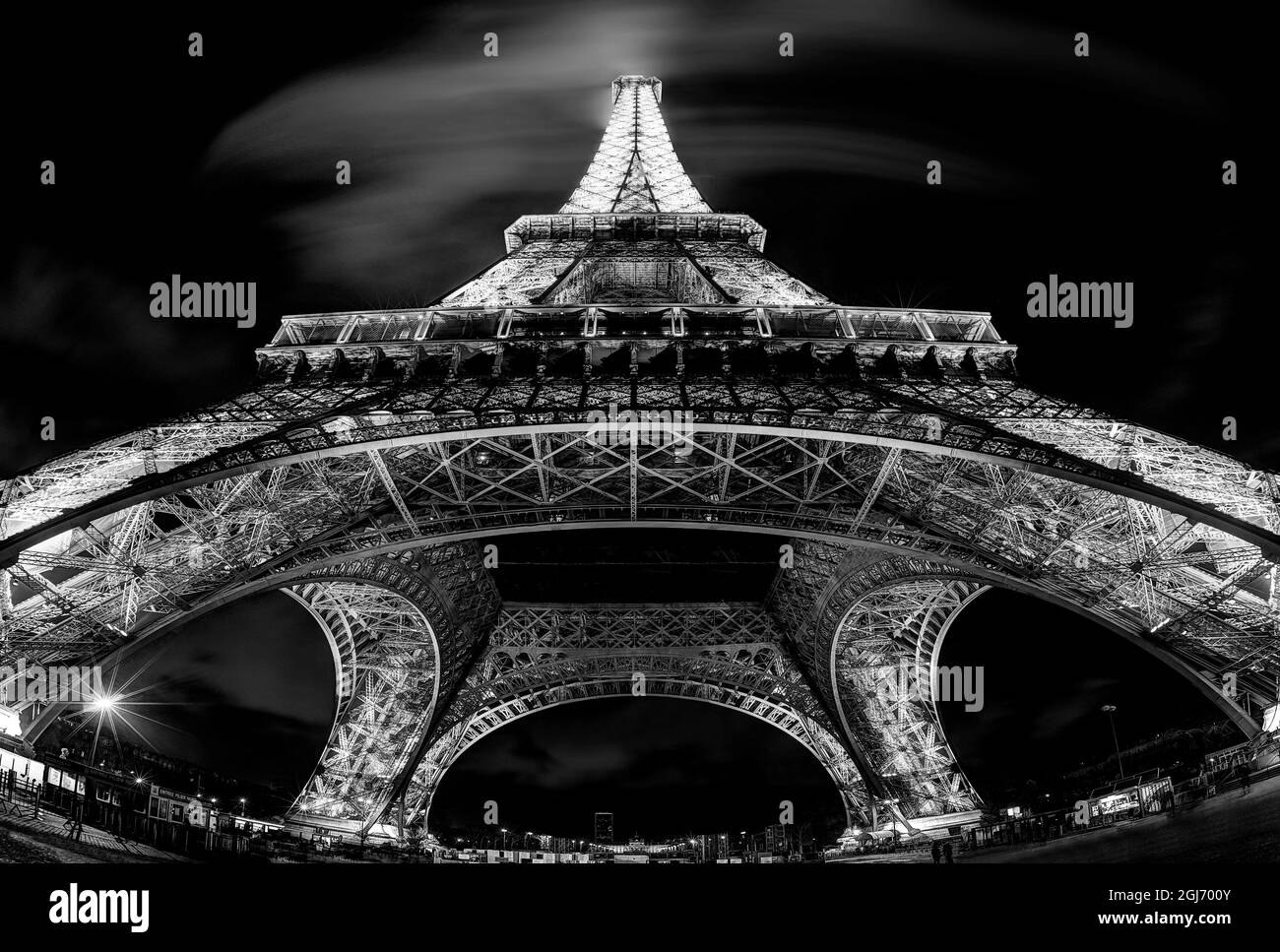 Eiffelturm am Nachthimmel in Paris, Frankreich. Stockfoto