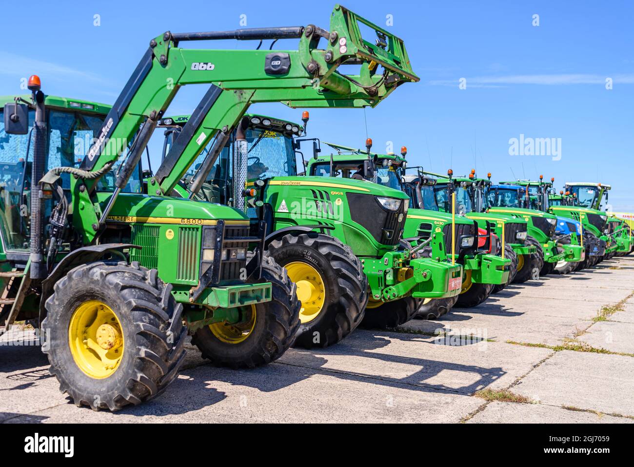 Verschiedene Modelle von John Deere Traktoren Reihen sich an Stockfoto