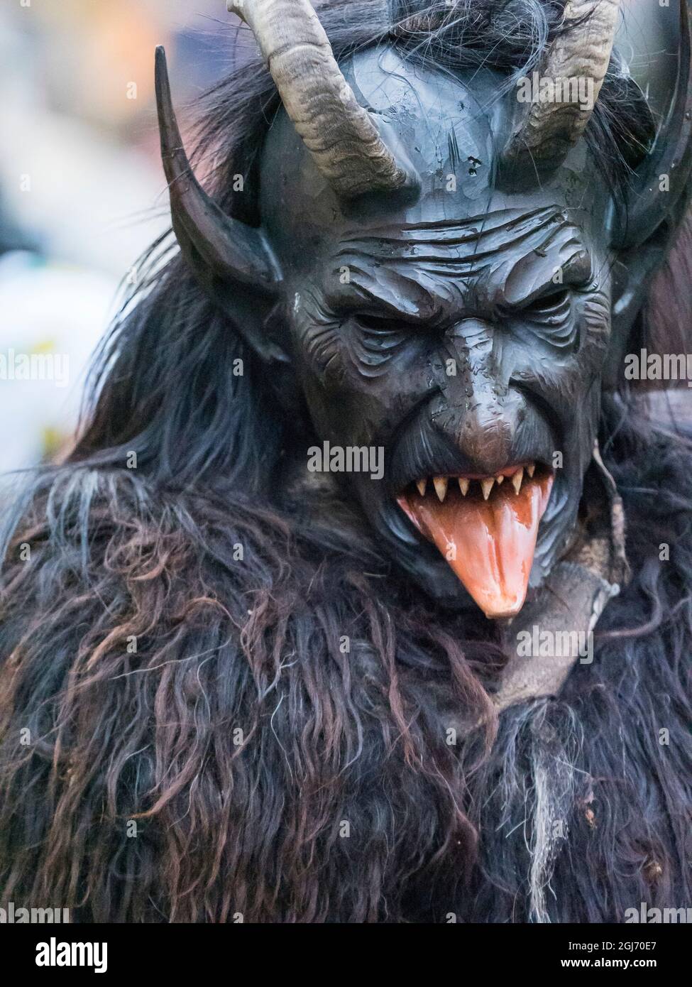 Krampuslauf Oder Perchtenlauf In Der Adventszeit In Munchen Eine Alte Tradition Statt Wahrend Der Weihnachtszeit In Den Alpen Von Bayern Osterreich Und Sudtirol Munchen Krampuslauf Ist Ein Grosses Ereignis Und Eine Attraktion Stockfotografie