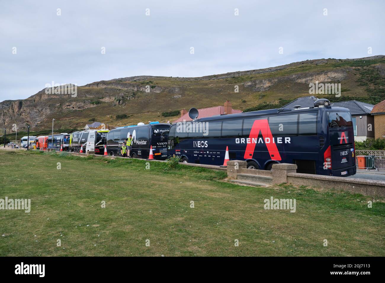 Mannschaftsbusse versammelten sich an der West Shore, Llandudno, um die Etappe 4 der Tour of Britain 2021 zu beenden Stockfoto