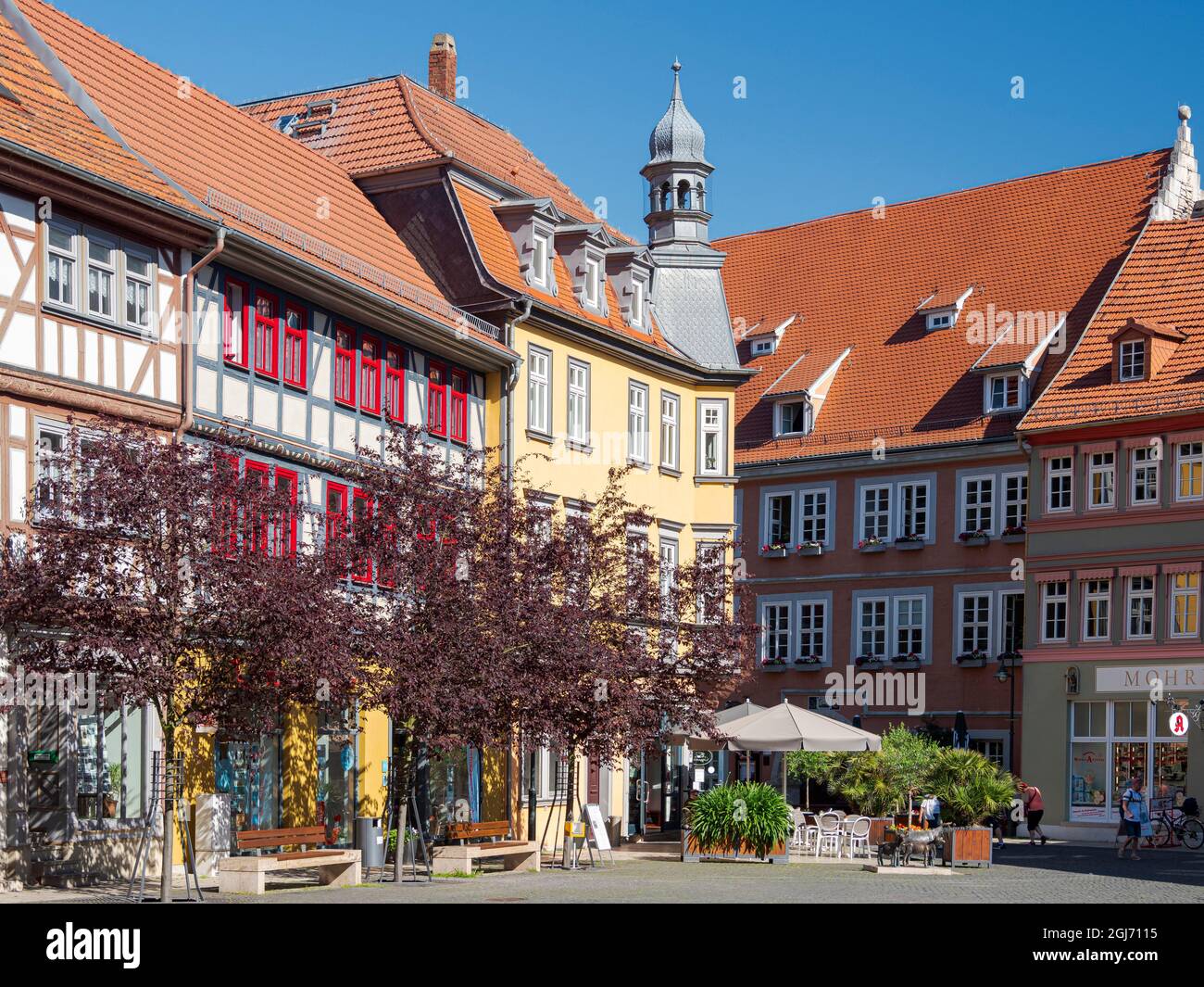 Alte Stadthäuser mit traditioneller Holzrahmung am Neumarkt. Die mittelalterliche Stadt und Therme Bad Langensalza in Thüringen. Deutschland Stockfoto