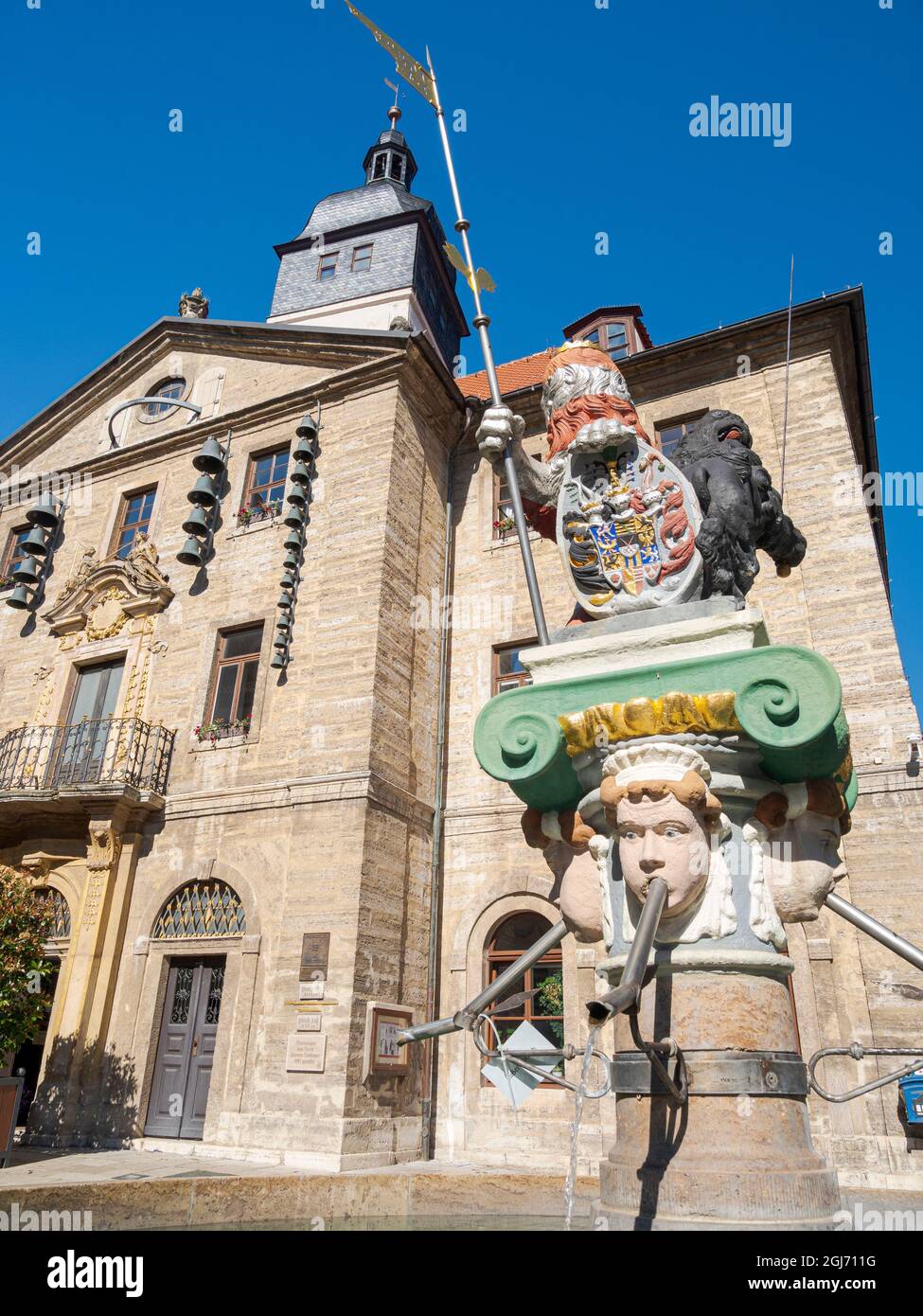 Das Rathaus mit Brunnen. Die mittelalterliche Stadt und Therme Bad Langensalza in Thüringen. Deutschland Stockfoto