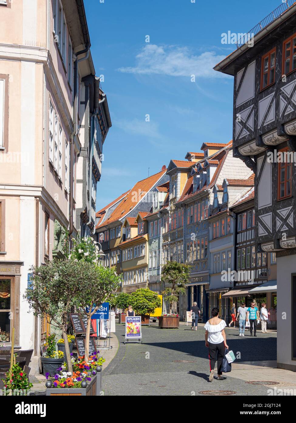 Alte Stadthäuser mit traditioneller Holzrahmung an der Marktstraße. Die mittelalterliche Stadt und Therme Bad Langensalza in Thüringen. Deutschland. (Redaktionell Stockfoto