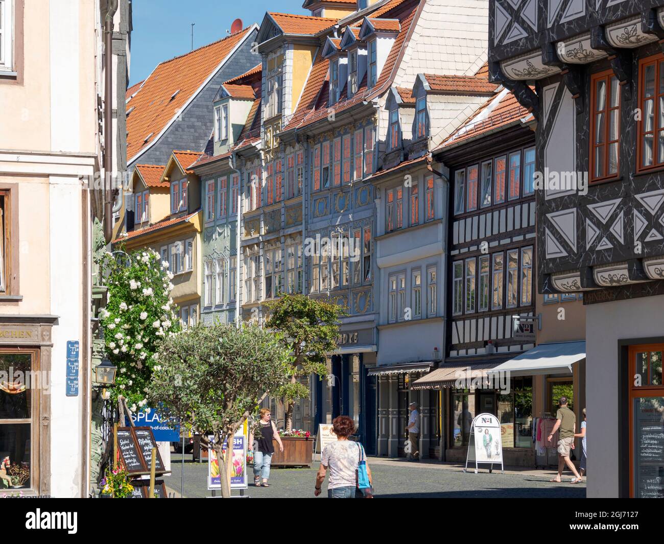 Alte Stadthäuser mit traditioneller Holzrahmung an der Marktstraße. Die mittelalterliche Stadt und Therme Bad Langensalza in Thüringen. Deutschland. (Redaktionell Stockfoto