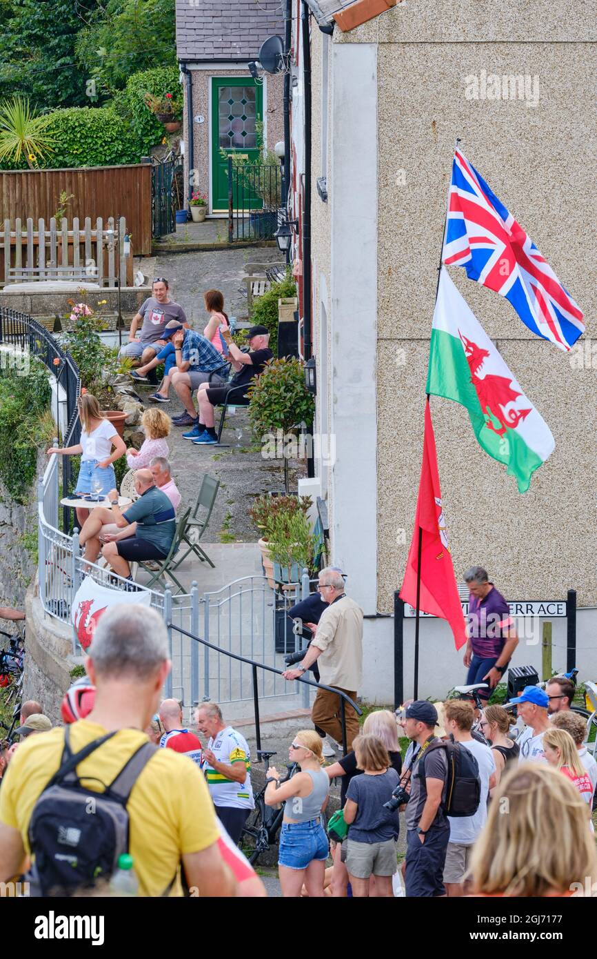 Zuschauer in bester Lage für den steilen Aufstieg auf die Great Orme, Llandudno für das Ziel der Tour of Britain 2021 Etappe 4 Stockfoto