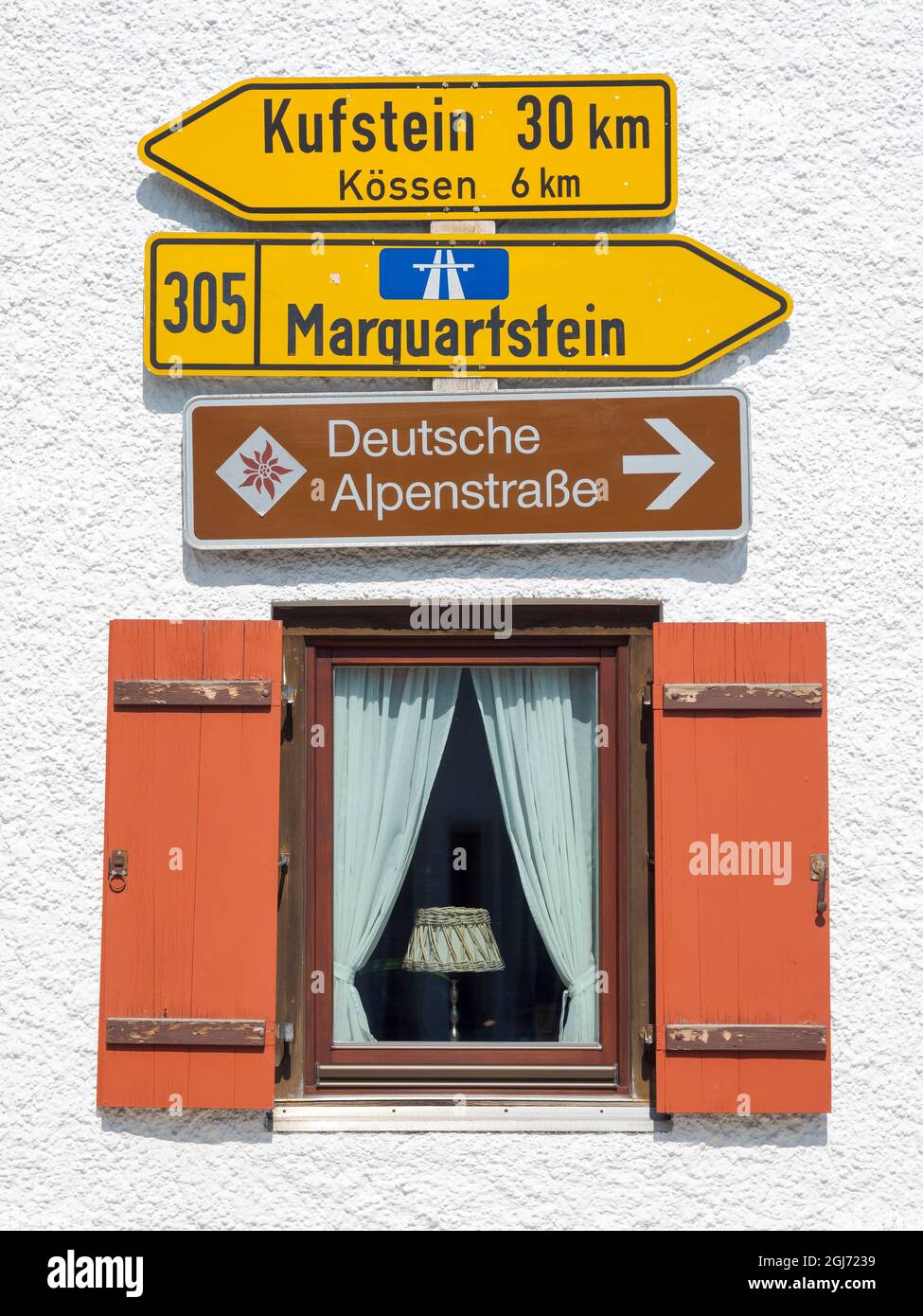 Wegweiser. Dorf Reit im Winkl im Chiemgau in den bayerischen alpen. Europa, Deutschland, Bayern Stockfoto