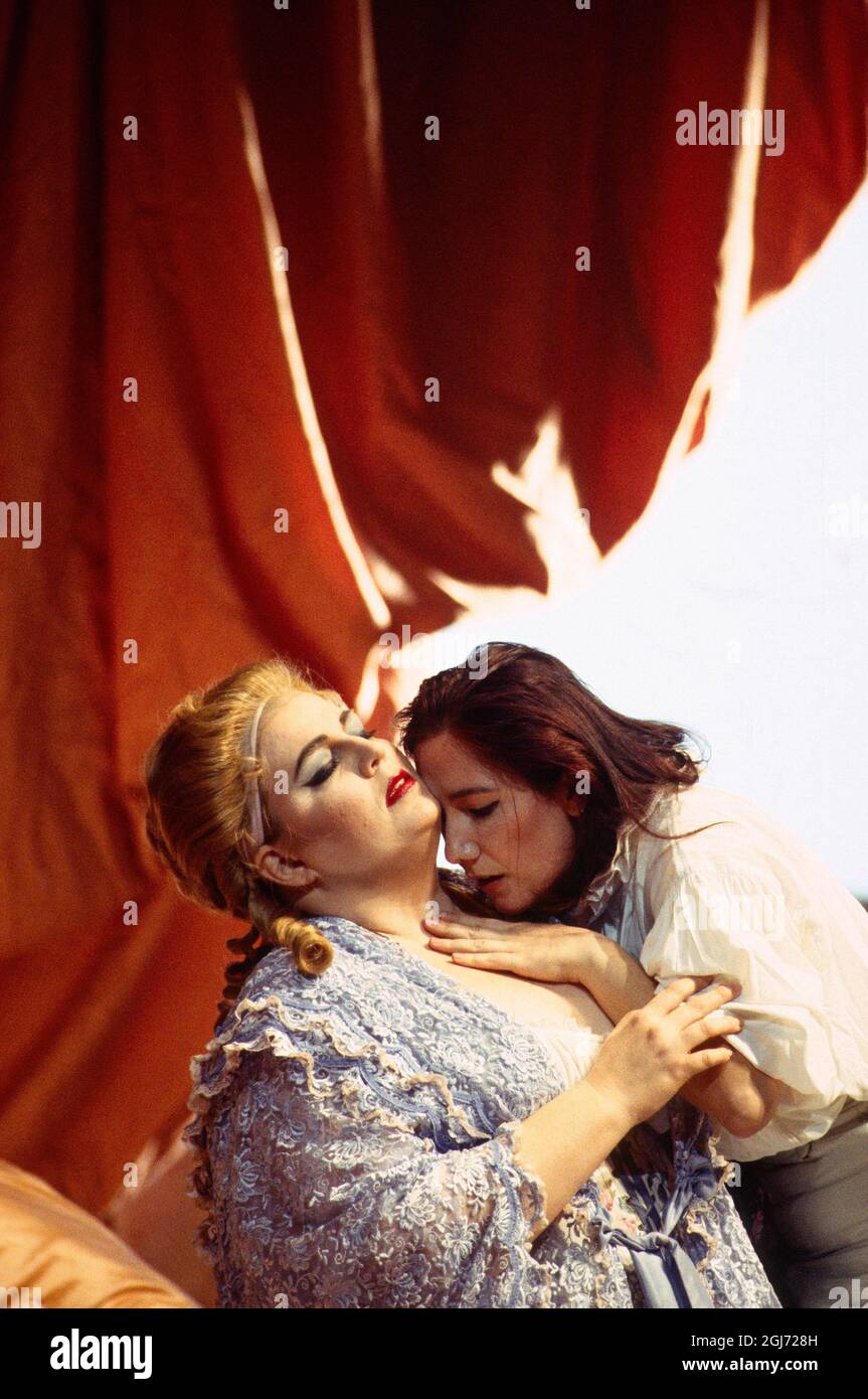 l-r: Christine Brewer (Gräfin Almaviva), Monica Bacelli (Cherubino) in LE NOZZE DI FIGARO an der Royal Opera, Covent Garden, London WC2 25/04/1994 Musik: Wolfgang Amadeus Mozart Libretto: Lorenzo Da Ponte Leitung: Harmut Haenchen Bühnenbild: Xenia Hausner Kostüme: Peter Pabst Beleuchtung: Franz David Regie: Johannes Schaaf Stockfoto